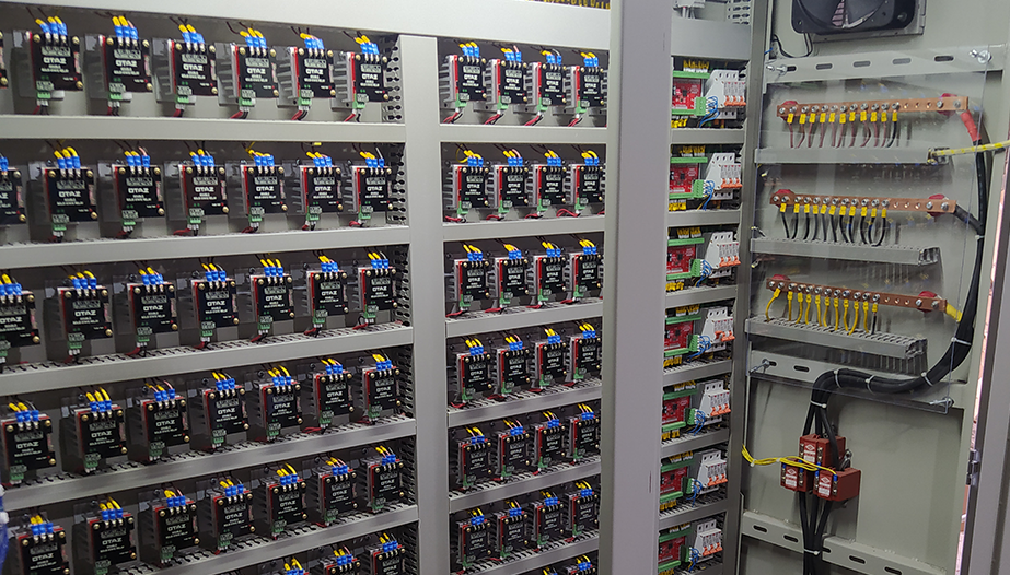 رله SSR (Solid State Relay یا SSR) یک نوع کلید الکترونیکی است که برای کنترل جریان الکتریکی بدون قطعات مکانیکی متحرک استفاده میشود.